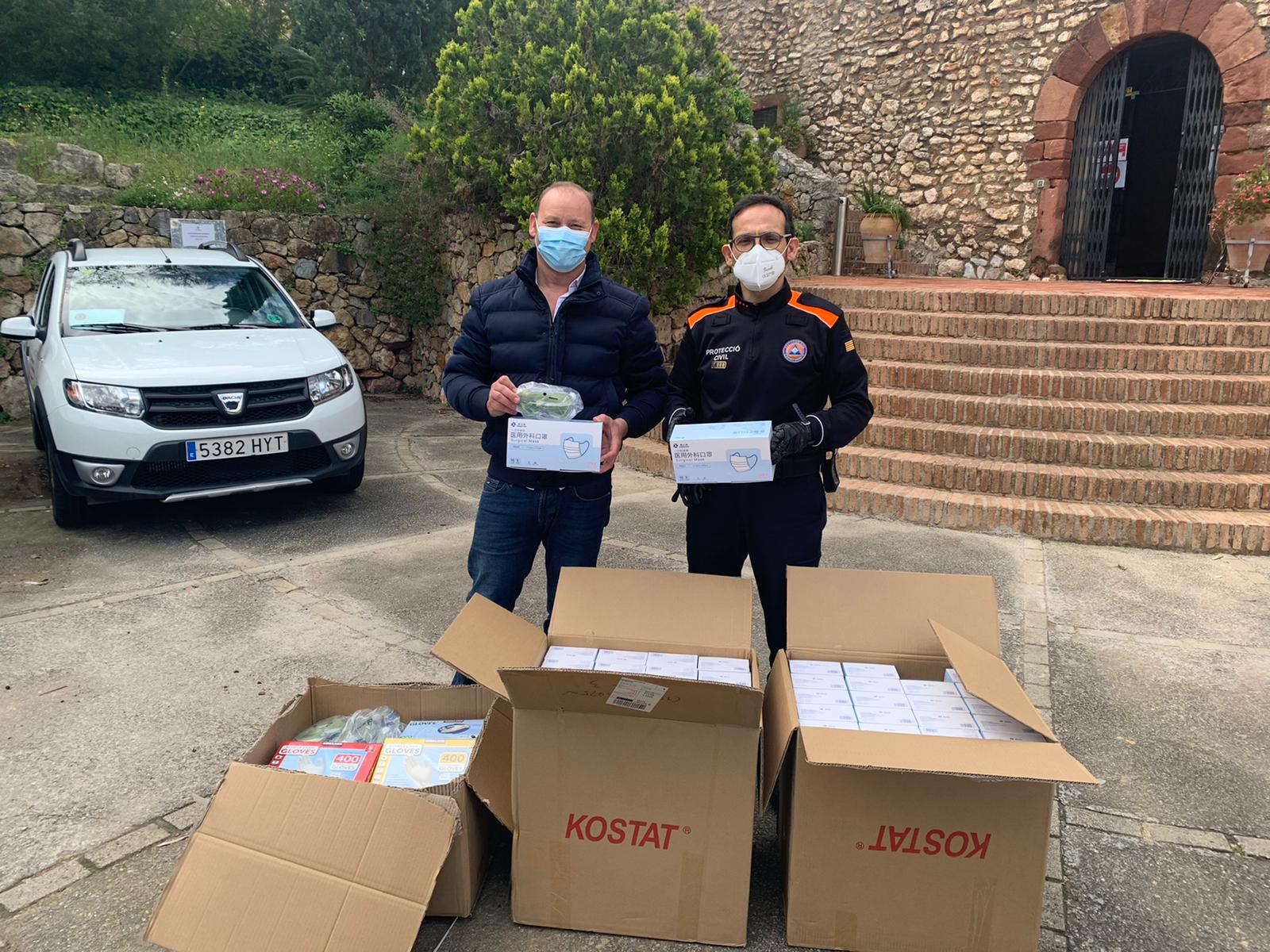 Foto de Nacho Preciado entregando material solidario